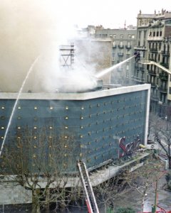 Los bomberos de Barcelona sofocando el fuego en la sala de fiestas Scala, en enero de 1978.