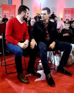 El secretario general del PSOE, Pedro Sánchez, acompañado por el secretario regional Luis Tudanca, interviene en León en una asamblea abierta. EFE/J.Casares