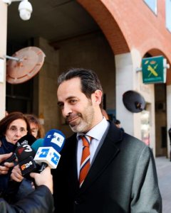 El secretario de Difusión del Govern, Antoni Molons (d), detenido esta mañana por la Guardia Civil, que le investiga por un delito de malversación por los gastos del gobierno catalán para la publicidad del referéndum del 1-O, atiende a los medios , al que