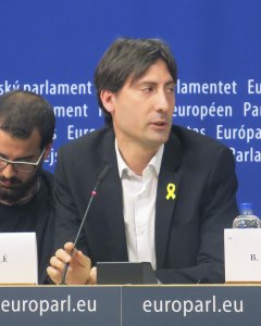 El eurodiputado de Esquerra Republicana, Jordi Solé,  junto a familiares de los presos catalanes en el Parlamento Europeo. EFE/Alberto Fernández