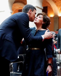 El secretario general del PSOE, Pedro Sánchez, saluda a la vicepresidenta del Gobierno, Soraya Sáenz de Santamaría, a su llegada al acto conmemorativo de la Fiesta del 2 de Mayo, en la Real Casa de Correos de Madrid. EFE/Chema Moya