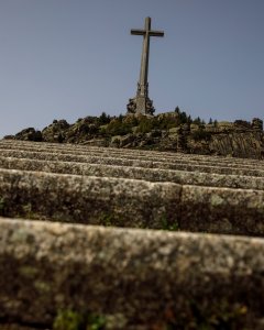 Vista de la Cruz de 150 metros de alto que corona la Basílica del Valle de los Caídos. REUTERS/Juan Medina