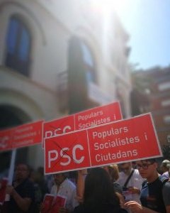 Pancarta de protesta davant l'Ajuntament de Badalona per l'acord del PSC amb el PP per fer fora l'alcaldessa Dolors Sabater amb els seus vots i els de Cs