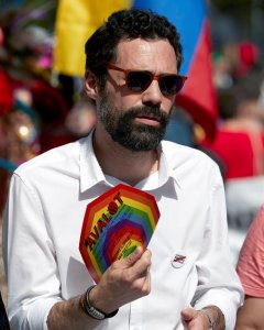 El president del Parlament de Catalunya, Roger Torrent durant la desfilada Pride 2018 de Barcelona, dedicat aquest any a les persones refugiades LGTBI. EFE/Alejandro García