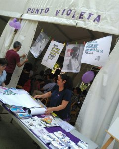 ‘Punto Violeta’ atendido por varios voluntarios. / Fotografía cedida por el Ayuntamiento de Madrid