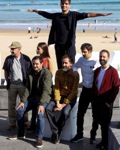 Fotografía del pasado septiembre de la presentación en el festival de San Sebastián de la película 'Handia', de los cineastas Aitor Arregi (sentado, i) y Jon Garaño (sentado, d), quienes posan acompañados de los actores de la película. EFE/Javier Etxezarr