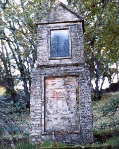 El monumento a seis aviadores nazis que sigue en pie en un paraje recóndito de la sierra de Badajoz