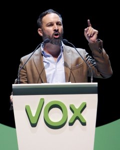 El presidente de Vox, Santiago Abascal, interviene durante el acto de la formación en el Palacio de Vistalegre de Madrid. EFE/ Paolo Aguilar