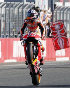 Marc Márquez eleva la parte delantera de su moto al cruzar la línea de meta./EFE