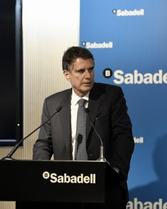 El consejero delegado del Sabadell, Jaime Guardiola, durante la rueda de prensa para informar de los resultados del tercer trimestre. EFE/ Víctor Lerena