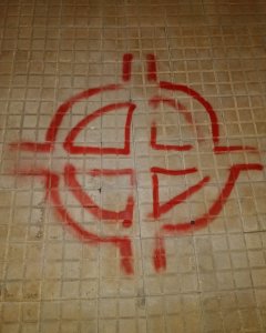 Símbol utilitzat pels grups feixistes pintat als carrers de Verges