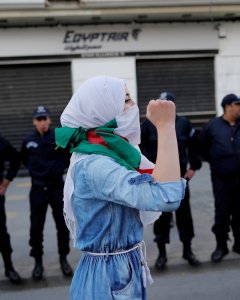 Una estudiante, durante una protesta en Algiers el pasado 11 de marzo. - REUTERS