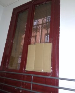 Una de las ventanas de la vivienda, cubierta con un cartón.- FUNDACIÓN RAÍCES
