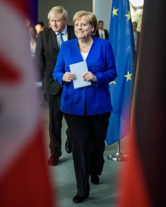 El primer ministro británico, Boris Johnson, y la canciller alemana, Angela Merkel, a su llegada a la rueda de prensa conjunta tras su reunión en Berlín. EFE/EPA/CLEMENS BILAN