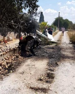 Fotografía capturada de la cuenta de Twitter de Incendios f. Baleares (@iffbaleares) del accidente que ha tenido lugar en el municipio mallorquín de Inca entre un helicóptero y una avioneta que ha resultado con cinco personas fallecidas. EFE