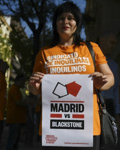 Una afectada  por las 'abusivas' subidas del alquiler del Fidere, del fondo buitre Blackstone, en la Comunidad de Madrid.- ÁLVARO MINGUITO