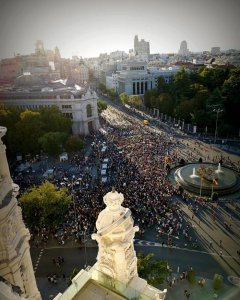 Vista de la manifestación desde el palacio de Cibeles, sede del Ayuntamiento de Madrid. | EFE / Fernando Villar