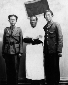 Xie Weijin en 1938 donde se muestra de fondo el pendón de seda enviado a los brigadistas chinos. / Archivos de la Brigada Lincoln
