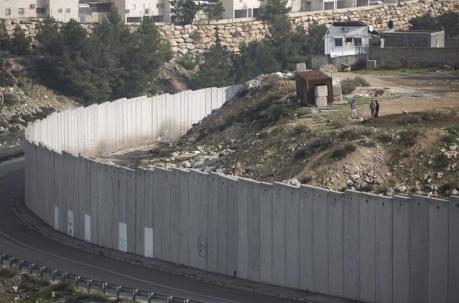Vista del muro de separación israelí que divide el campo de refugiados palestinos de Shuafat y la barriada judía de Pisgat Zeev, considerado un asentamiento judío. EFE