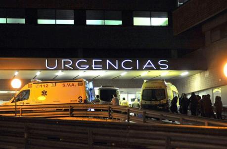 Varias ambulancias en la puerta de Urgencias del Hospital de Albacete tras el accidente producido esta tarde en la base aérea de Los llanos, en el que se ha estrellado un avión F-16 y han fallecido diez personas y otras trece han resultado heridas, siete