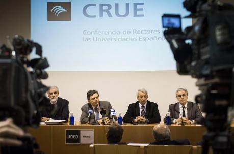 El rector de la Universidad Pontificia de Comillas, Julio Luis Martínez, el presidente de CRUE Manuel López, el rector de la UNED, Alejandro Tiana y el rector de la Universidad Autónoma de Madrid, José María Sanz, durante su asistencia a la asamblea extra