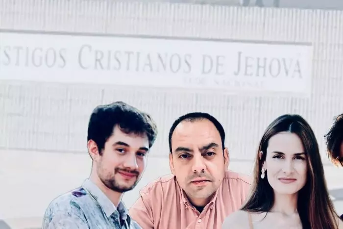 Miedo, denuncias de abusos y 'muerte social': lo que cuentan quienes salen de los Testigos de Jehová