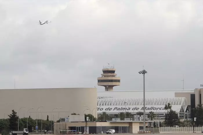 Una joven ingresa en la UCI tras ingerir un café con insectos de una máquina del aeropuerto de Palma