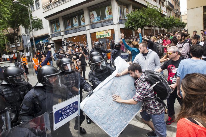 Diverses entitats es querellen contra dos mossos per acusar i denunciar falsament periodistes