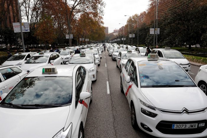 Taxis congestionan el centro de Madrid para exigir a Almeida que los escuchen