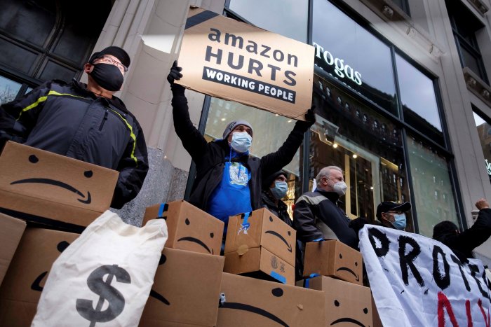 Activistas protestan frente a la casa de Jeff Bezos contra las prácticas monopolistas y laborales de Amazon