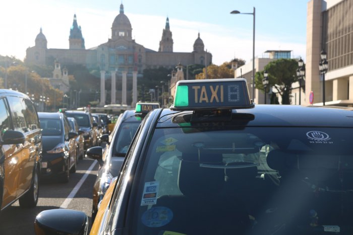 Uber vuelve a Barcelona como aplicación móvil e intenta captar a los taxistas