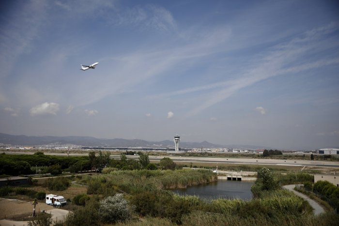 Foment proposa ampliar la tercera pista de l'aeroport del Prat per sobre de La Ricarda