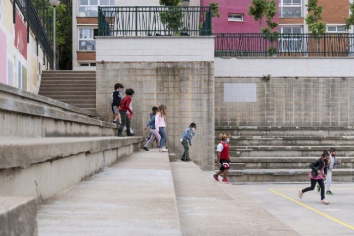 Barcelona aprova un acord per avançar en la pacificació dels entorns escolars