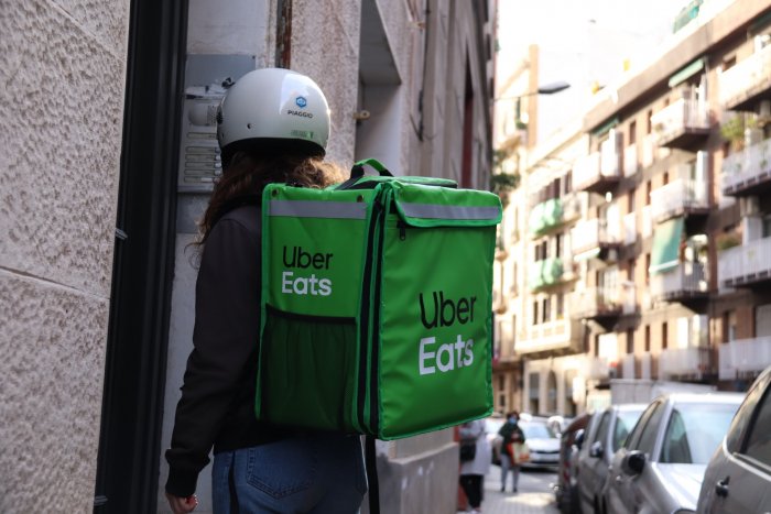 Riders i taxistes també es querellen contra Uber Eats per contractar falsos autònoms