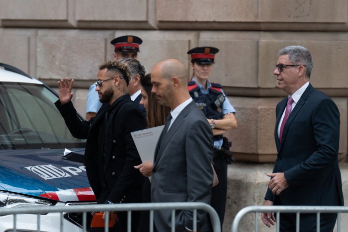 Neymar llega tarde a declarar pese al trato favorable del juez que le permitió jugar con su equipo