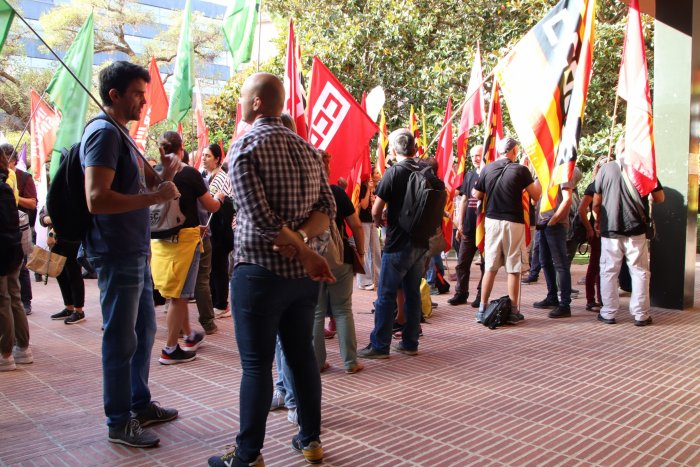 Cinc delegats sindicals es tanquen a Educació amb la intenció de fer-hi nit: demanen "negociacions reals"