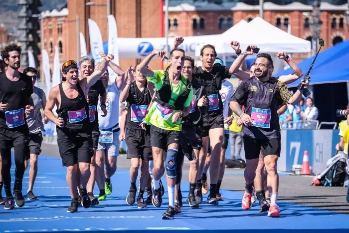 Alex Roca, con parálisis cerebral, hace historia al concluir la maratón de Barcelona