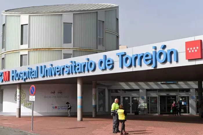 Un niño con un brazo roto entra en la UCI al administrarle una enfermera una dosis de ketamina para un adulto de 130 kilos