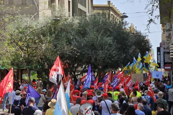 La marea blanca toma las calles de las capitales de Canarias en defensa de la sanidad pública