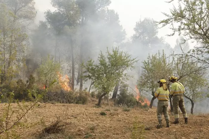 La meteorología da una "ventana de oportunidad" para estabilizar el incendio de Villanueva de Viver