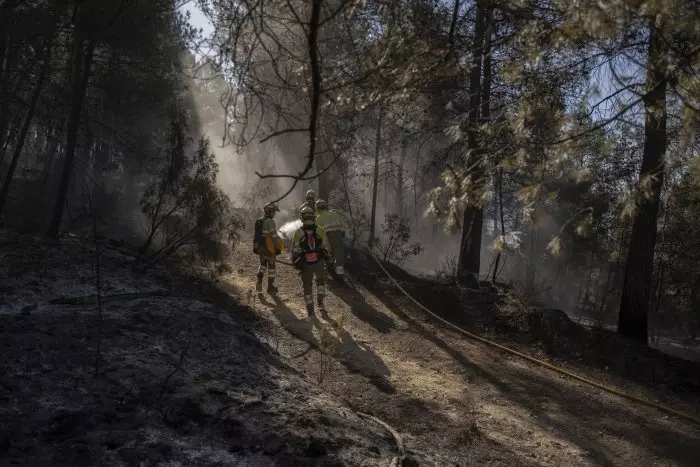 El frío y la humedad ayudan a estabilizar el incendio de Castelló mientras 200 vecinos desalojados vuelven a sus casas