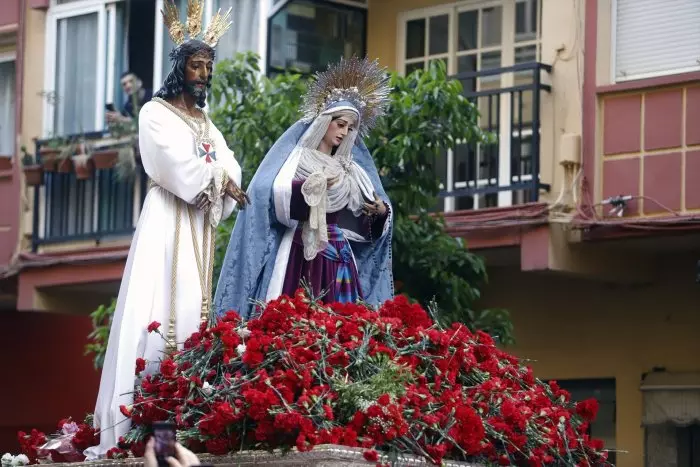 Un colegio privado concertado malagueño celebra una procesión con sus alumnos vestidos de legionarios