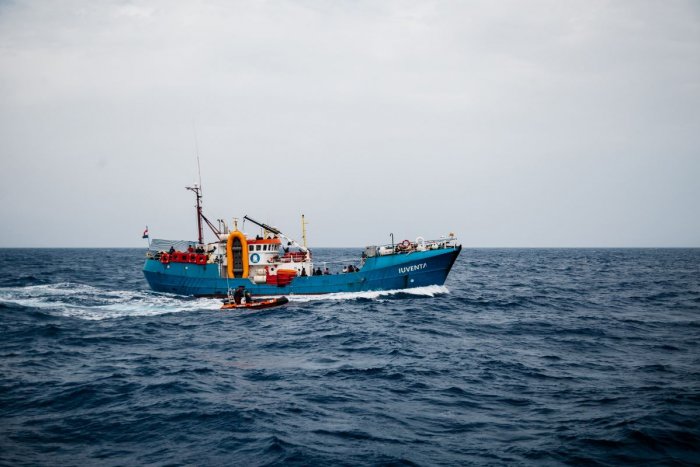 Una embarcación con 500 migrantes a bordo se encuentra en peligro en el Mediterráneo central