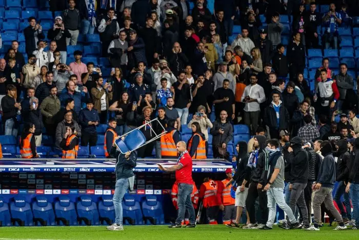 Un grupo de ultras del Espanyol invade el terreno de juego tras la derrota de su equipo frente al FC Barcelona