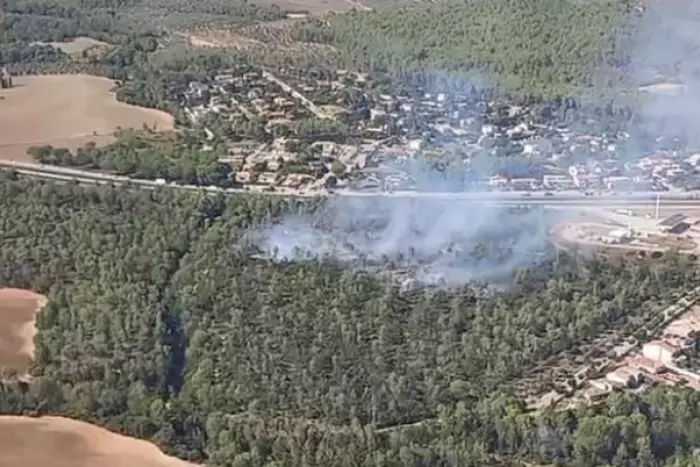 Dos incendis gairebé simultanis al Perelló i Mont-roig del Camp en un dimarts marcat pel vent
