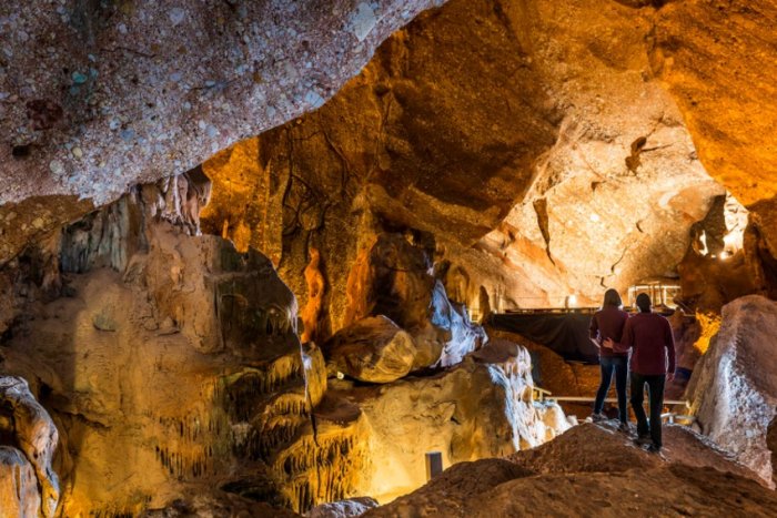 Vuit coves espectaculars de Catalunya per visitar aquest final d'estiu