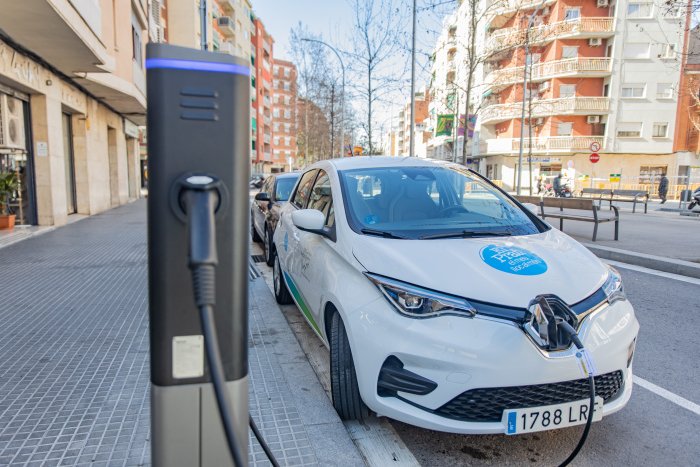 El ritme pausat en la venda de cotxes elèctrics frena la recuperació total del sector a Catalunya