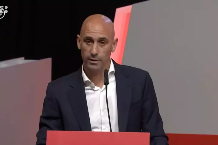 Rubiales no claudica, carga contra el "falso feminismo" y habla de "beso consentido" a Hermoso: "No voy a dimitir"