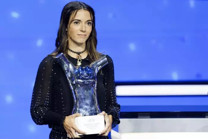 Aitana Bonmatí, elegida mejor jugadora del año de la UEFA, se acuerda de Jenni Hermoso al recoger el premio