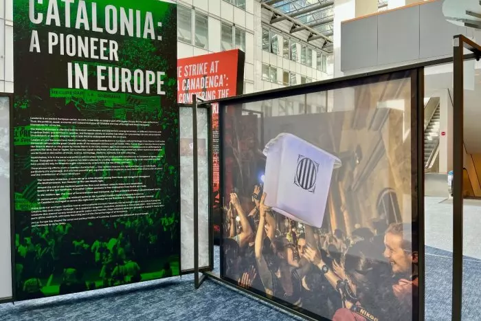 L'Eurocambra retira una foto d'una urna de l'1-O d'una exposició organitzada per Puigdemont i Comín